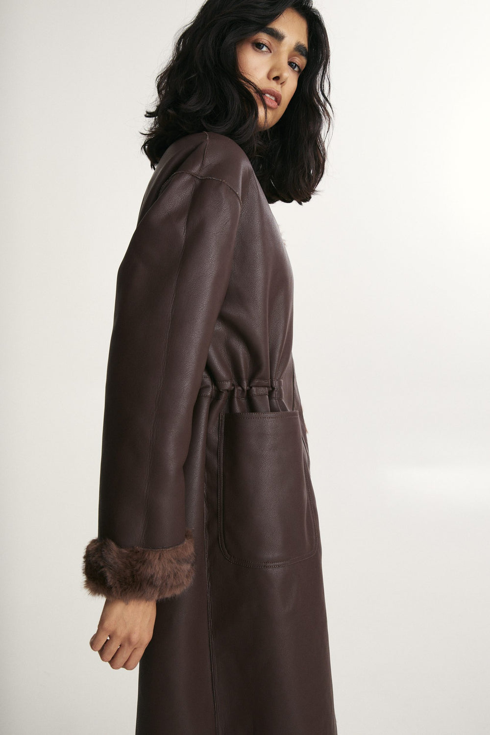 Manteau réversible en fausse fourrure et faux cuir