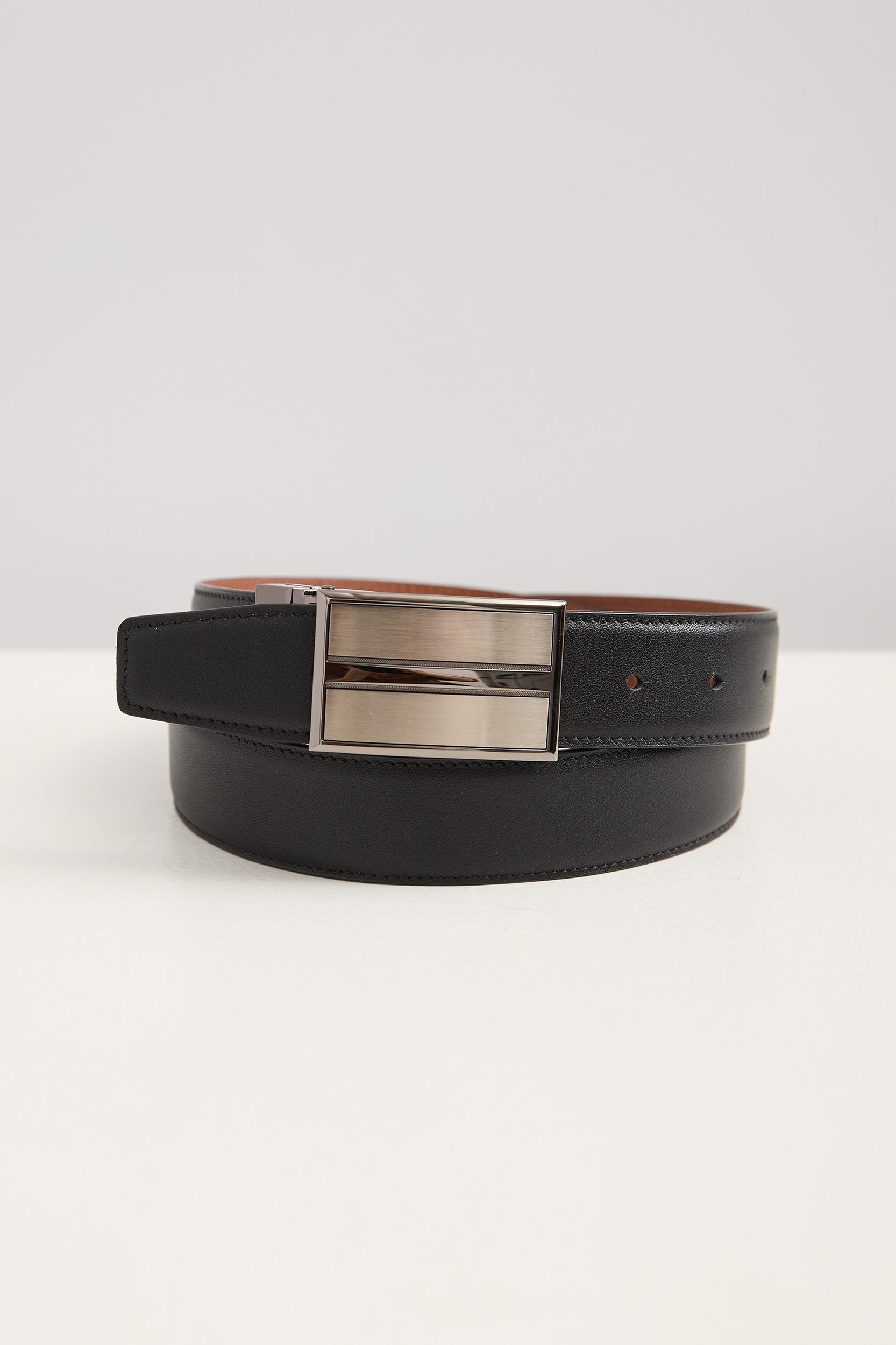 Plate buckle reversible leather belt