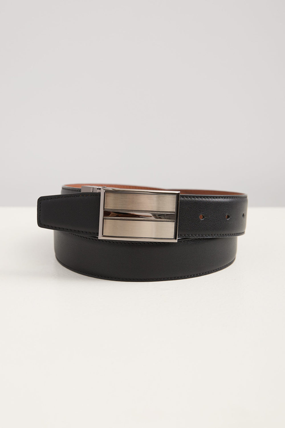 Plate buckle reversible leather belt