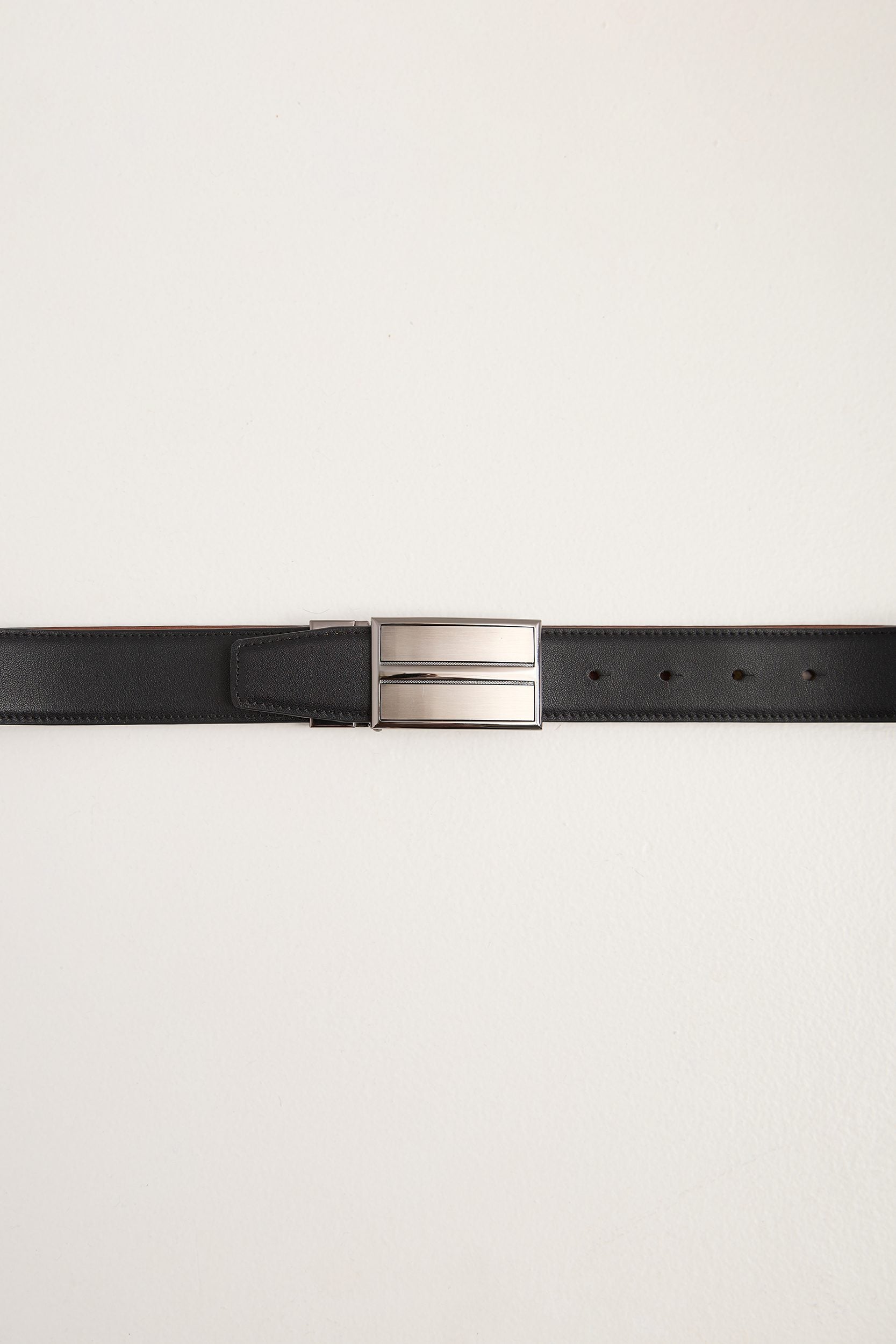 Plate buckle reversible leather belt