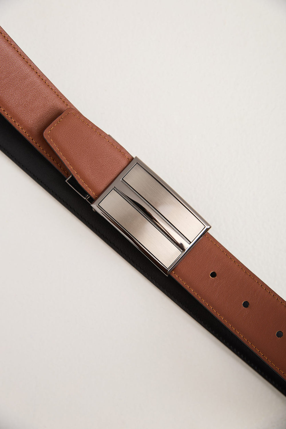 Plate buckle reversible leather belt