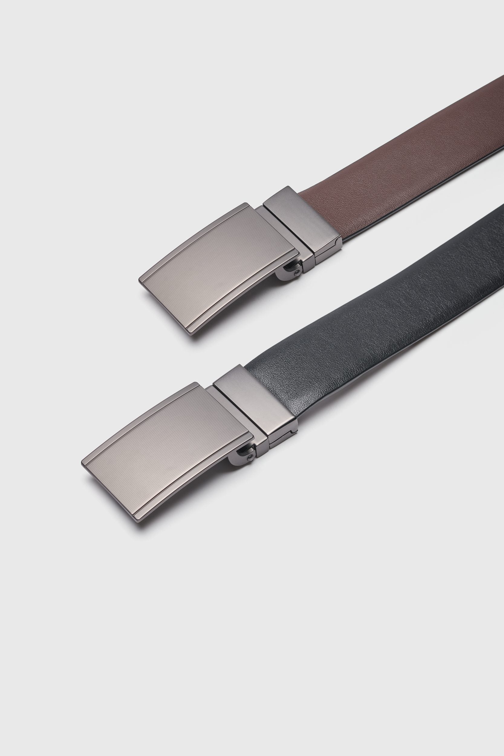Plate buckle reversible leather belt