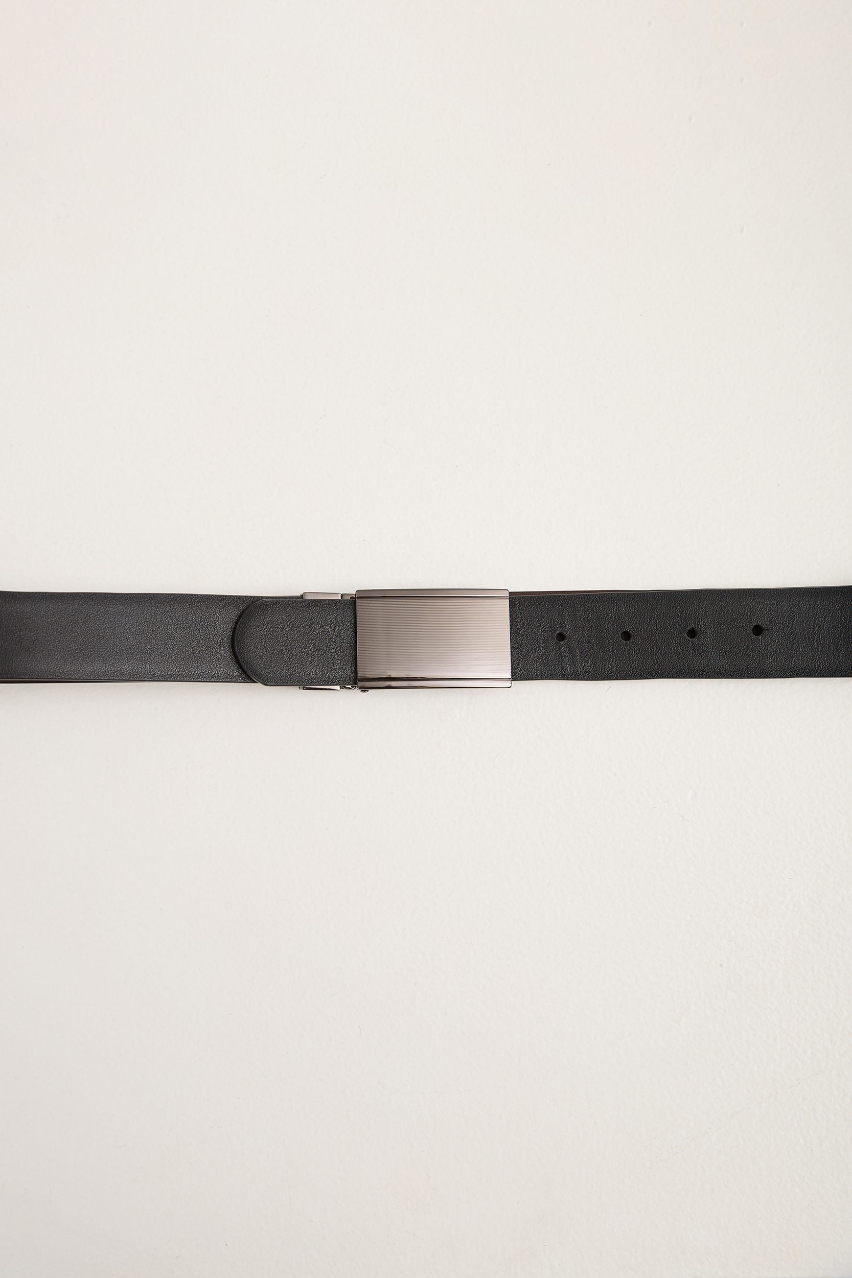 Plate buckle reversible leather belt