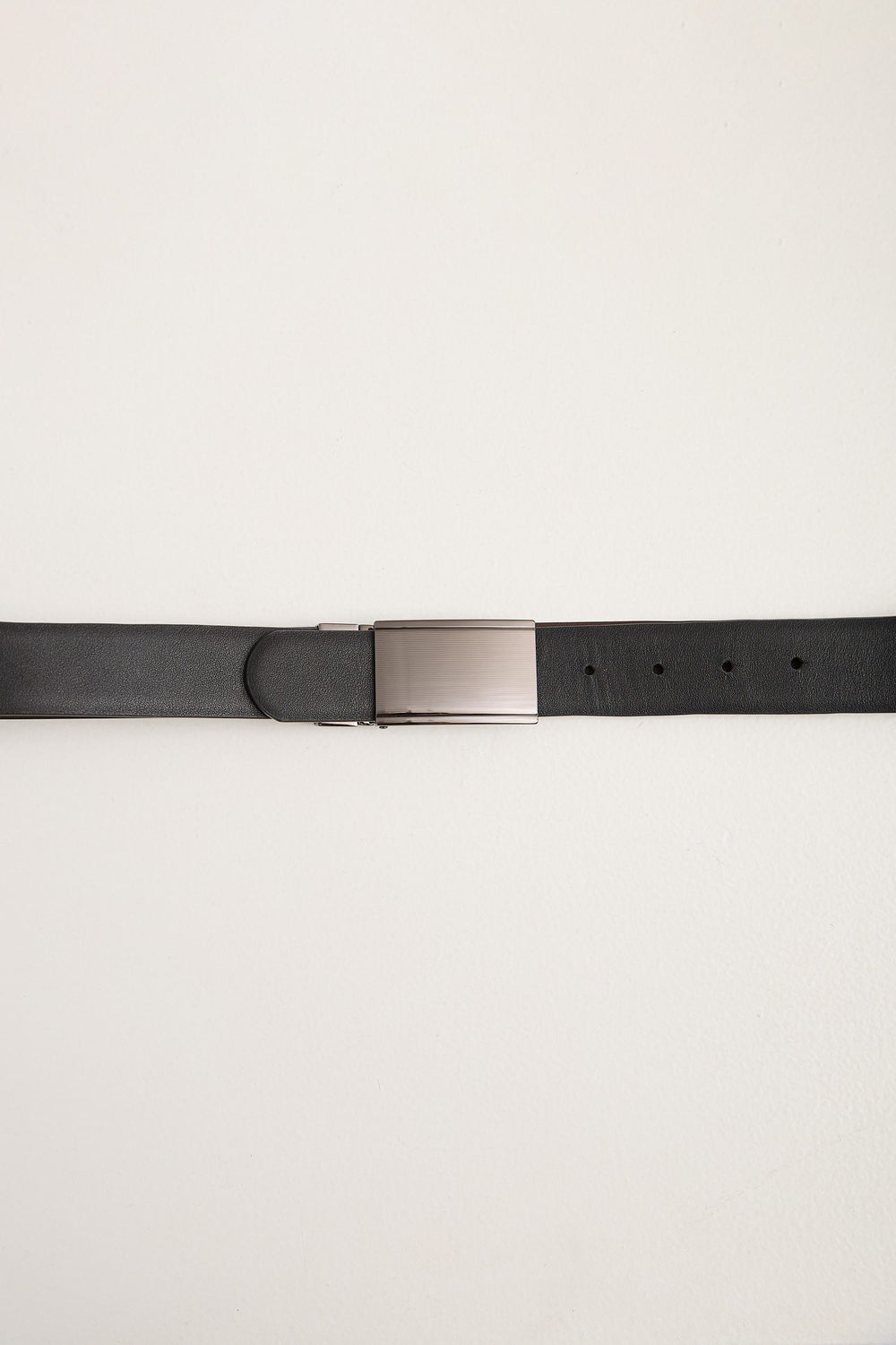 Plate buckle reversible leather belt