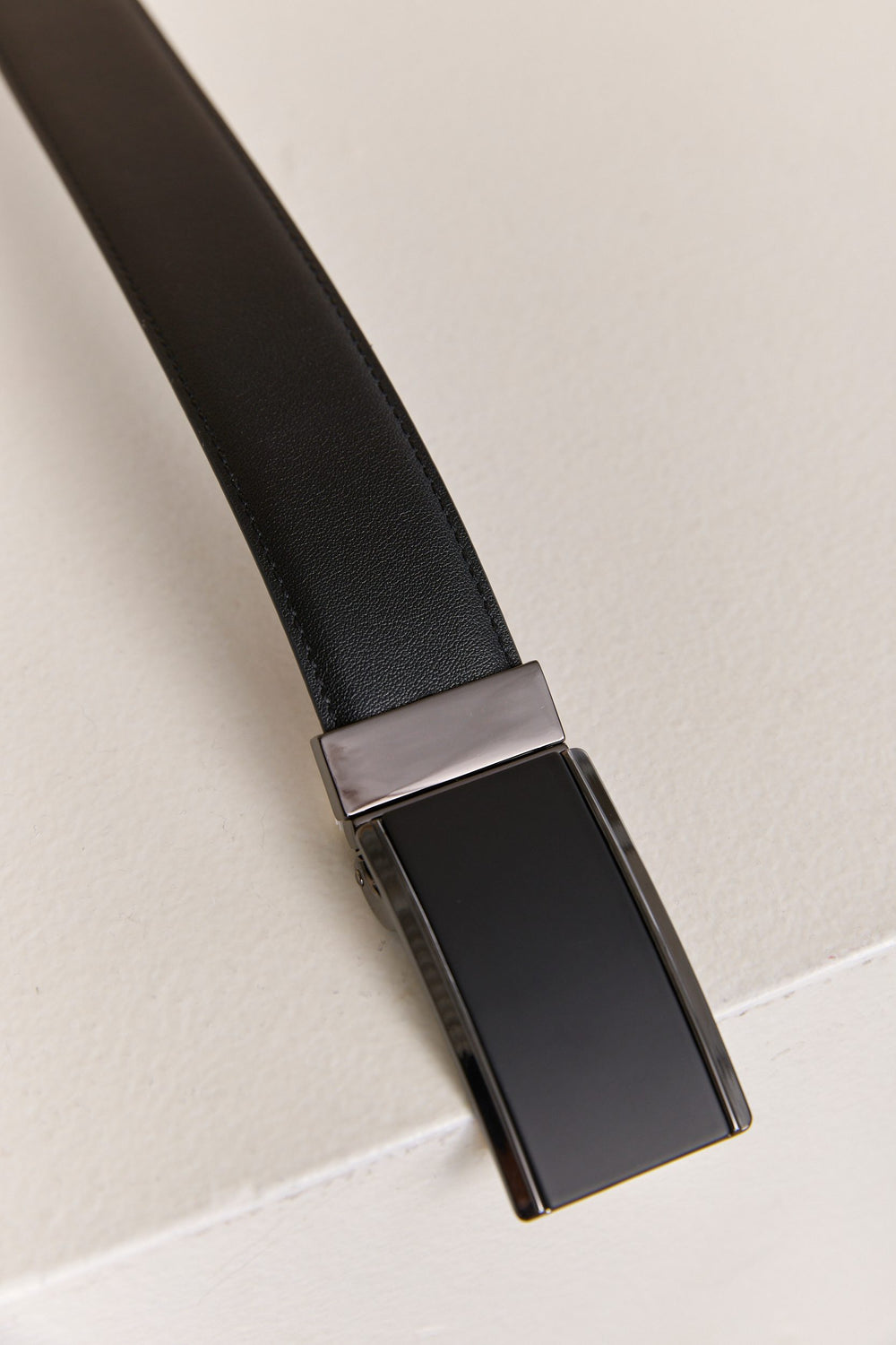 Plate buckle reversible leather belt