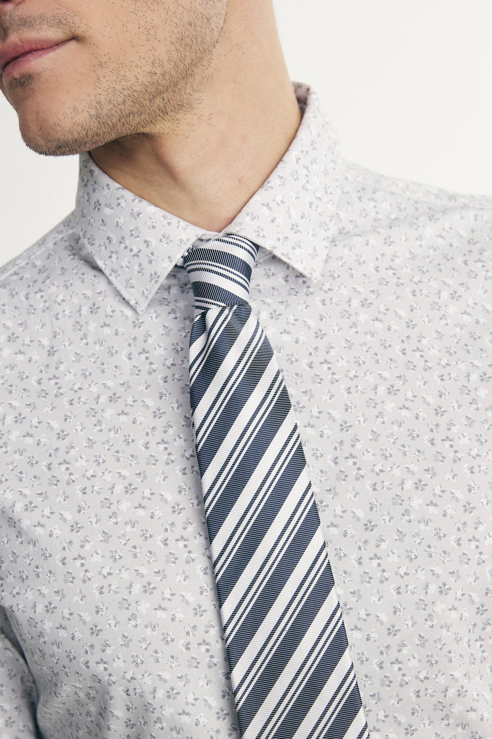 Striped jacquard tie