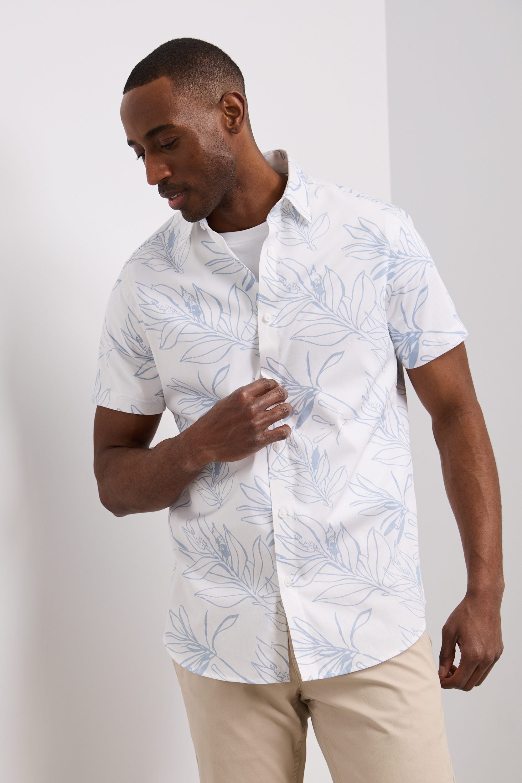 Semi-fitted foliage printed shirt
