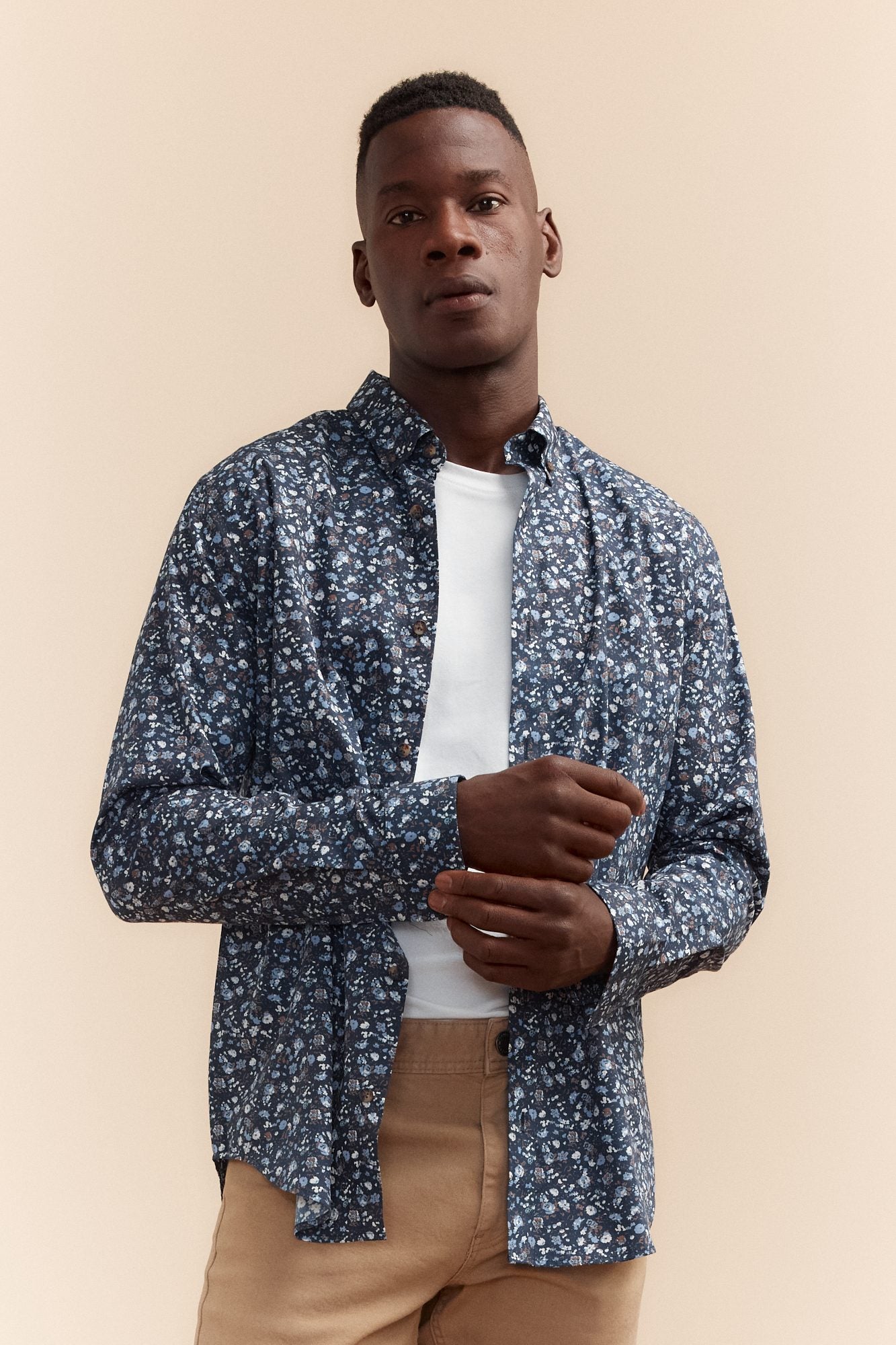 Chemise manches longues a fleurs avec col boutonne