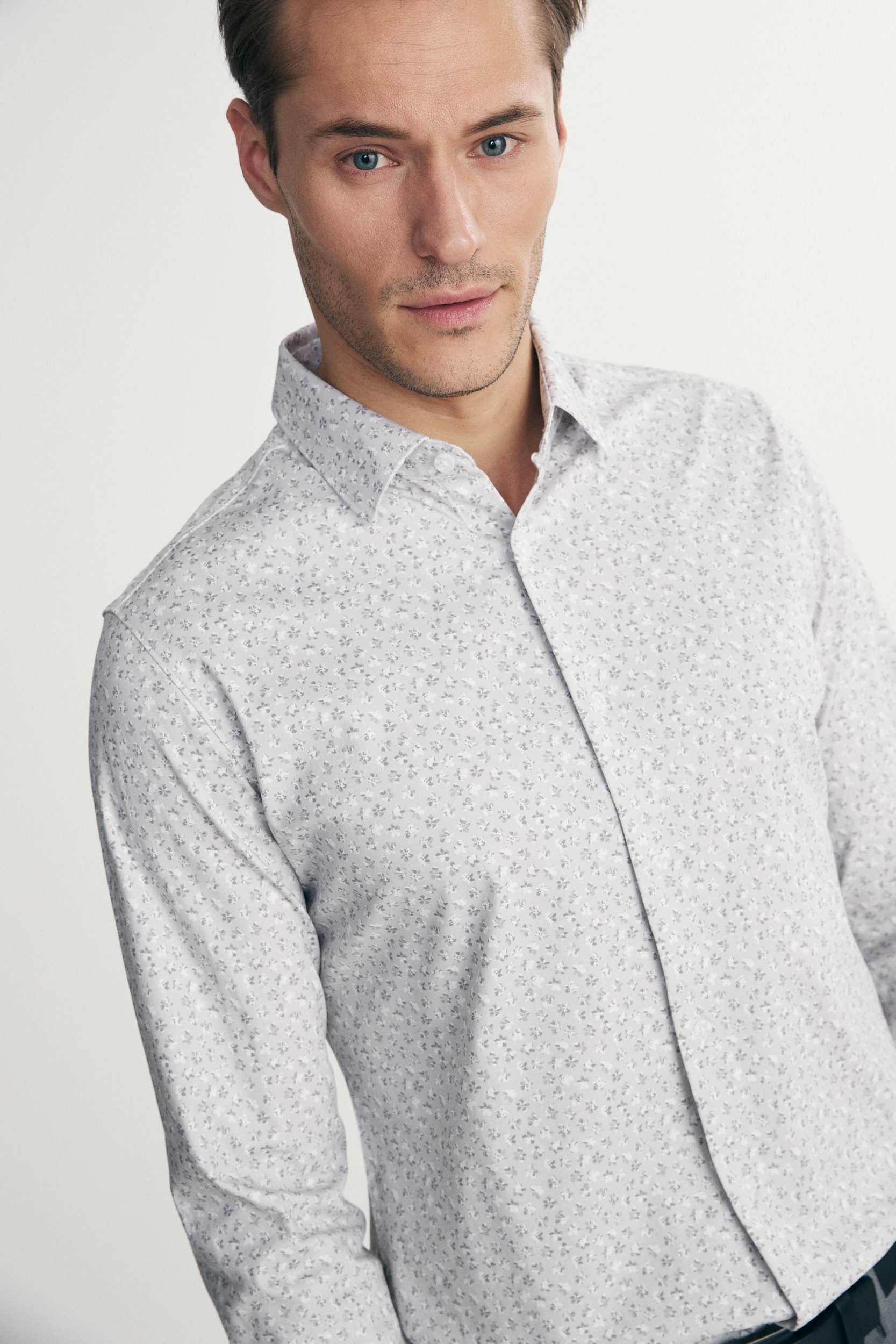 Extra-fitted floral shirt