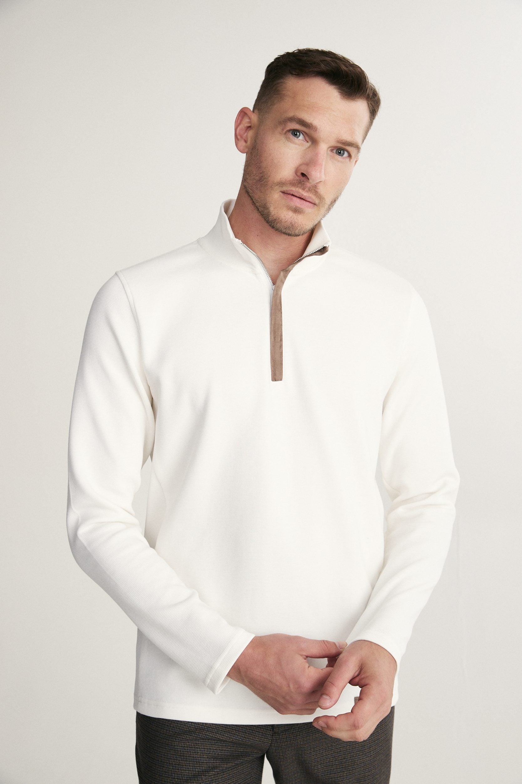 T-shirt texturé col montant à zip avec faux suède