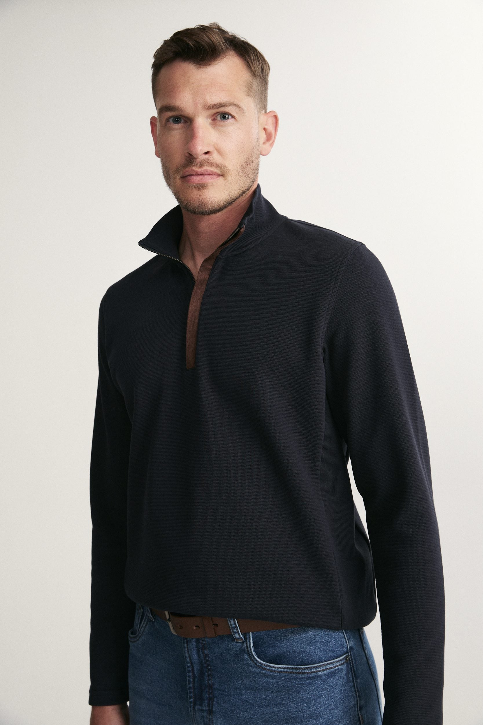 T-shirt texturé col montant à zip avec faux suède