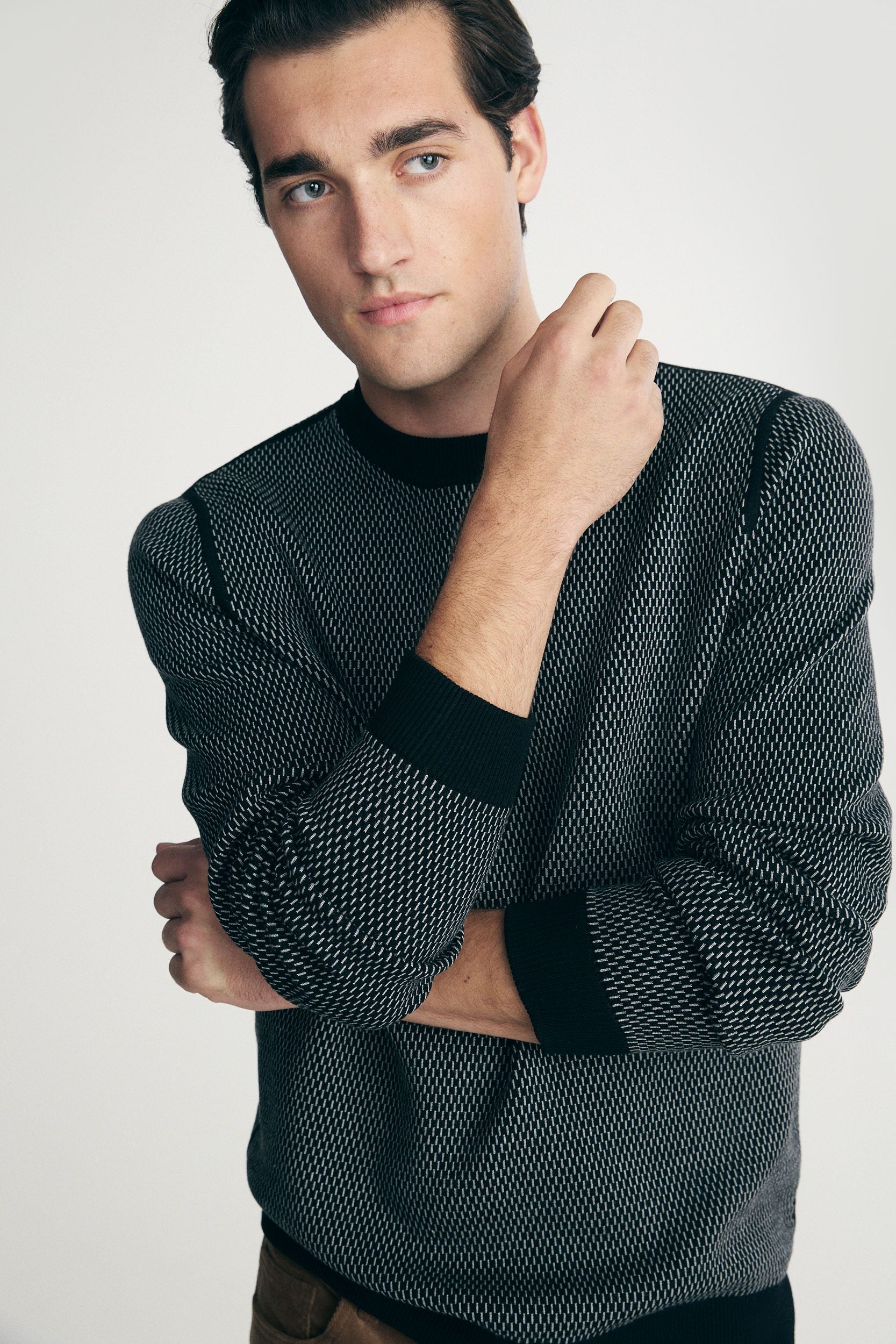 Reversible sweater with micro patterns