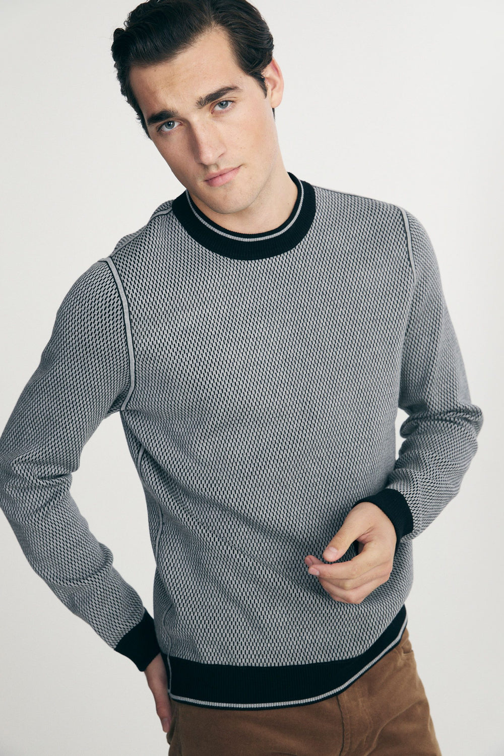 Reversible sweater with micro patterns