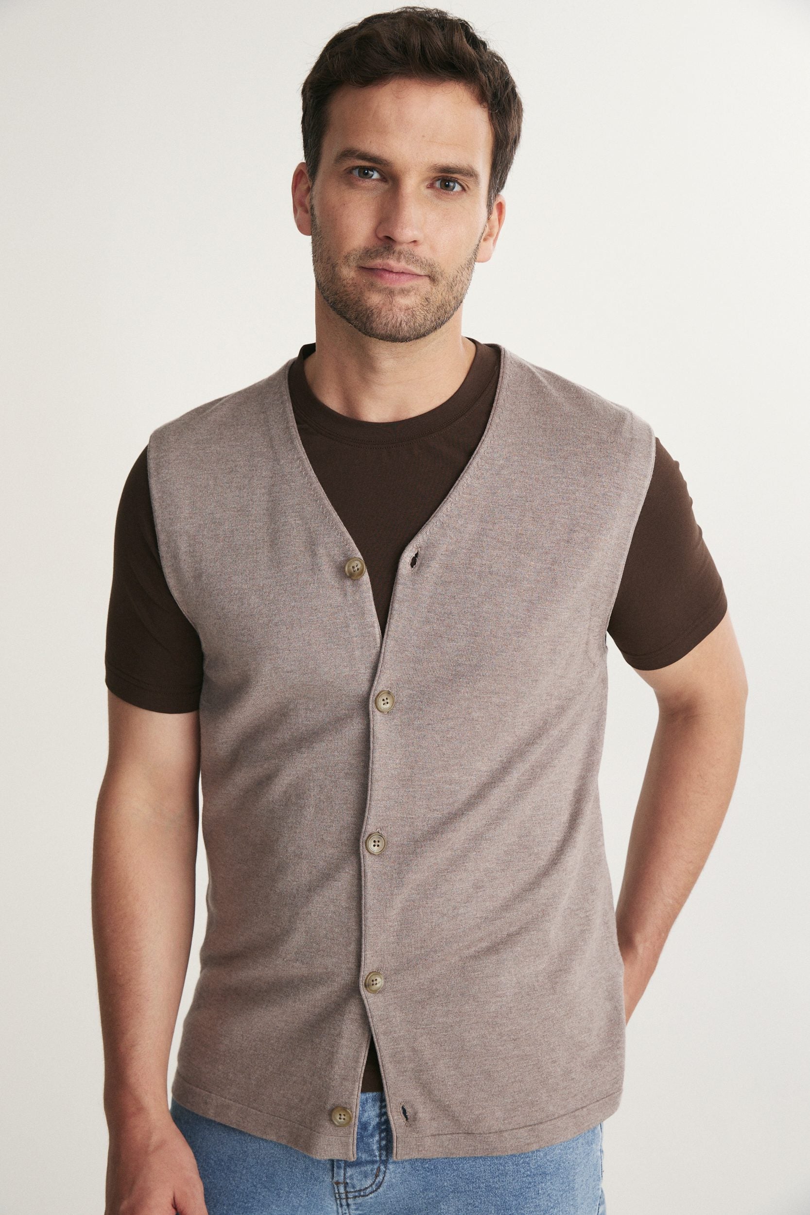 Solid colour sleeveless vest