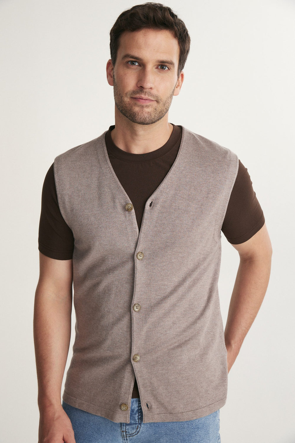 Solid colour sleeveless vest