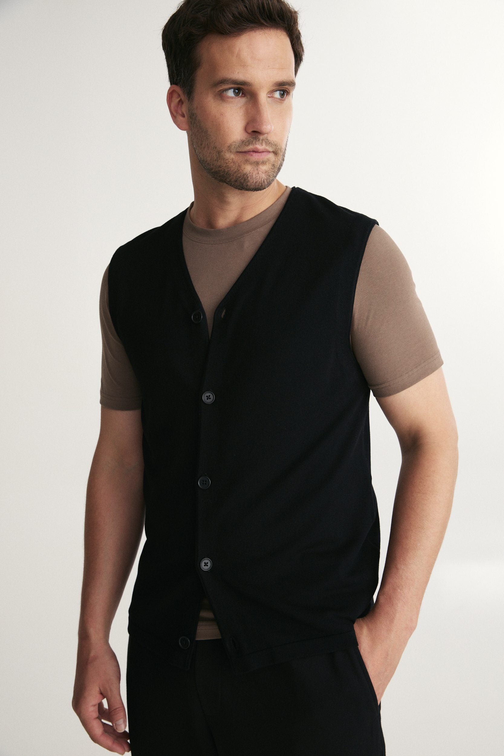 Solid colour sleeveless vest