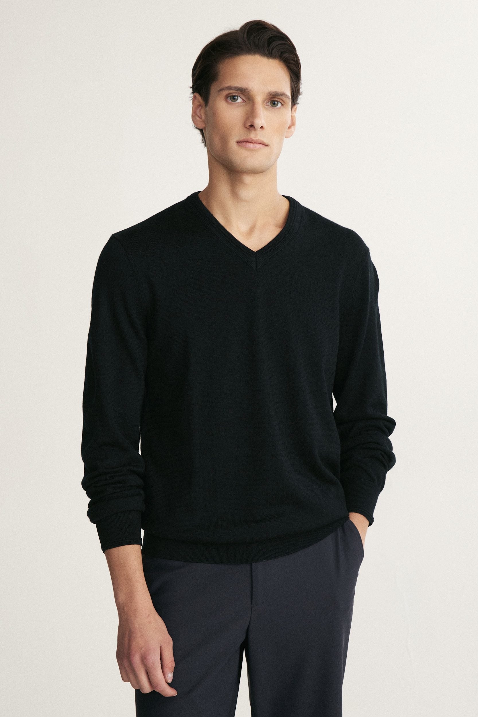 Pull laine mérinos col V
