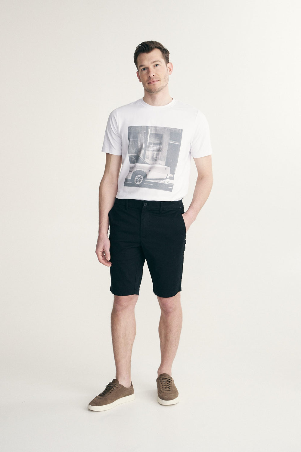 Straight leg bermuda with elastic sides