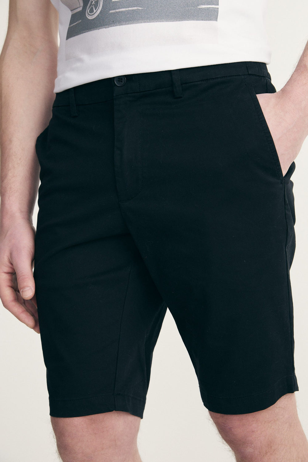 Straight leg bermuda with elastic sides