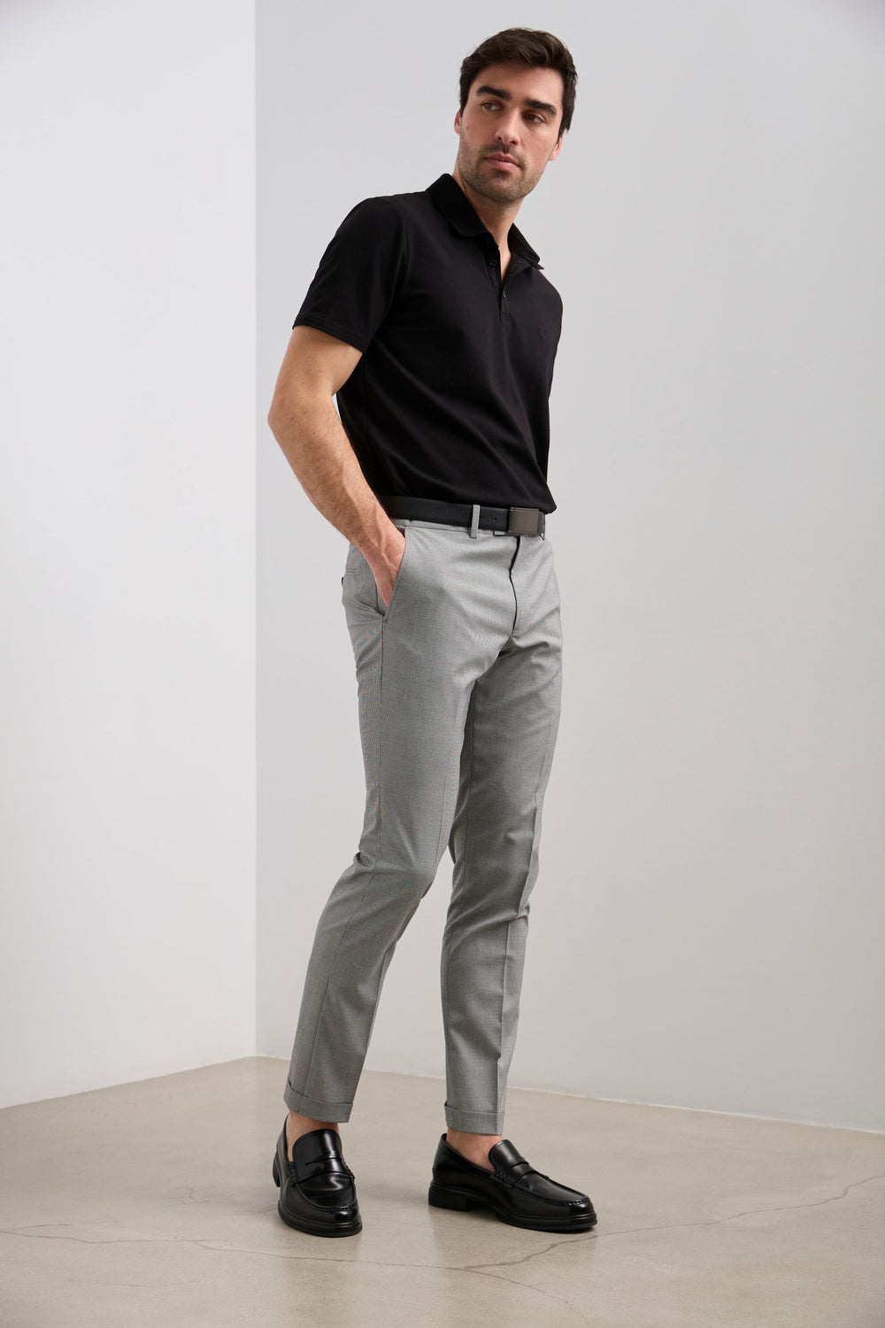 Pantalon étroit poches obliques et revers