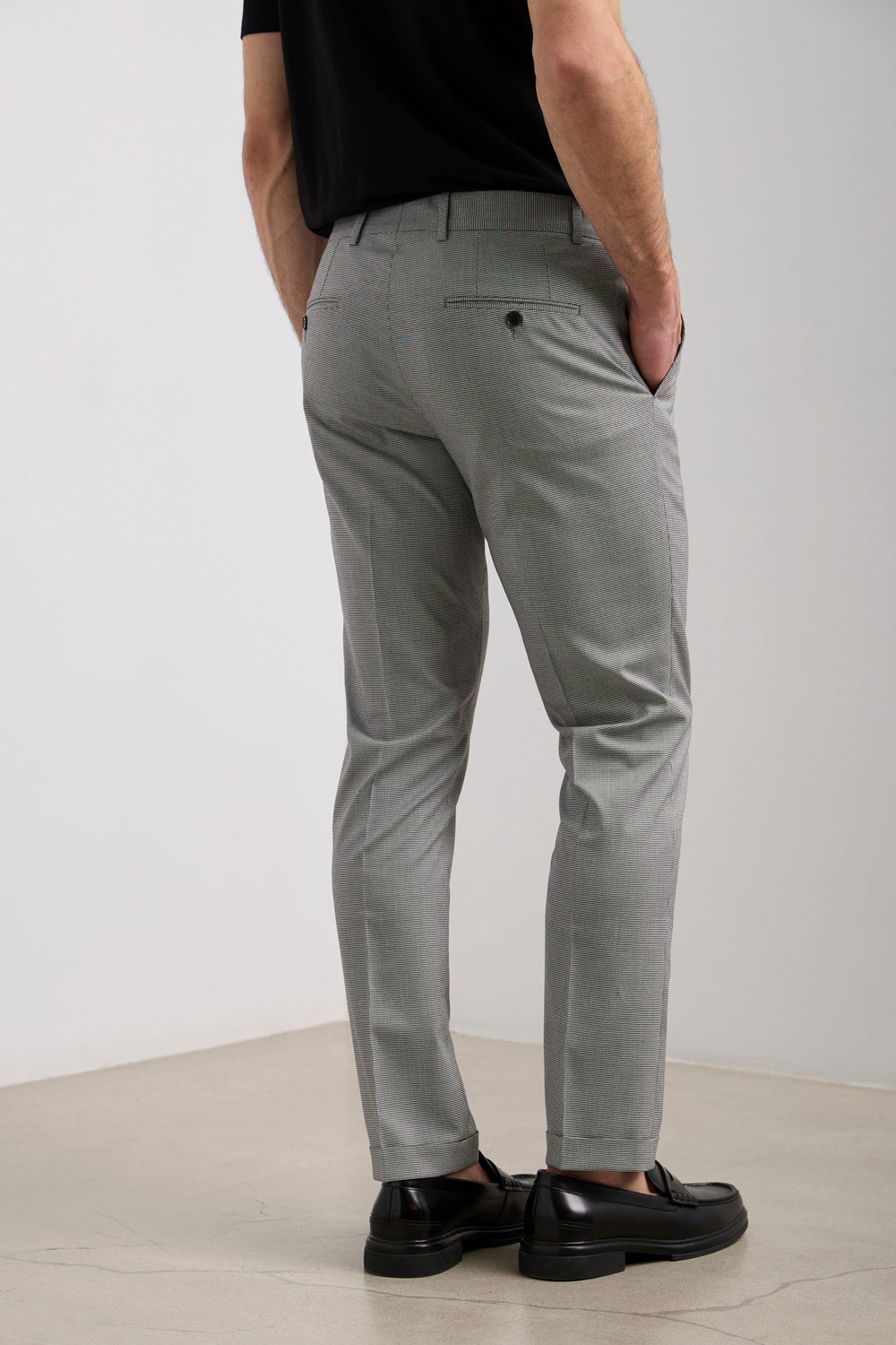 Pantalon étroit poches obliques et revers