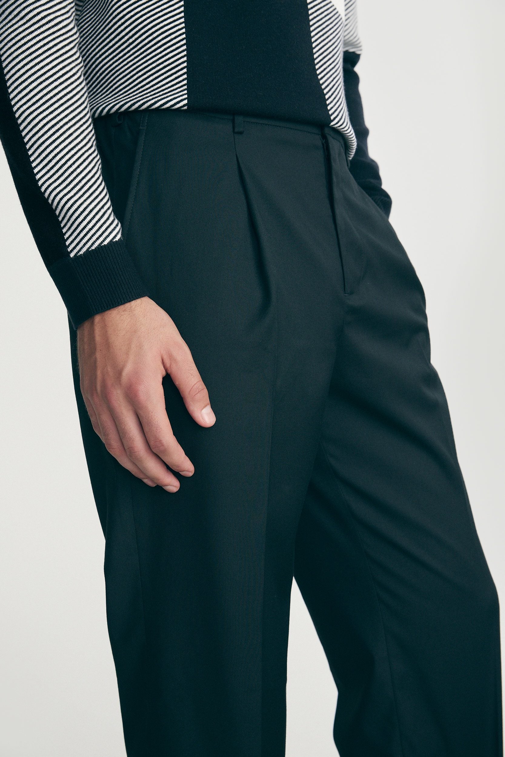 Pleated pants with elastic band