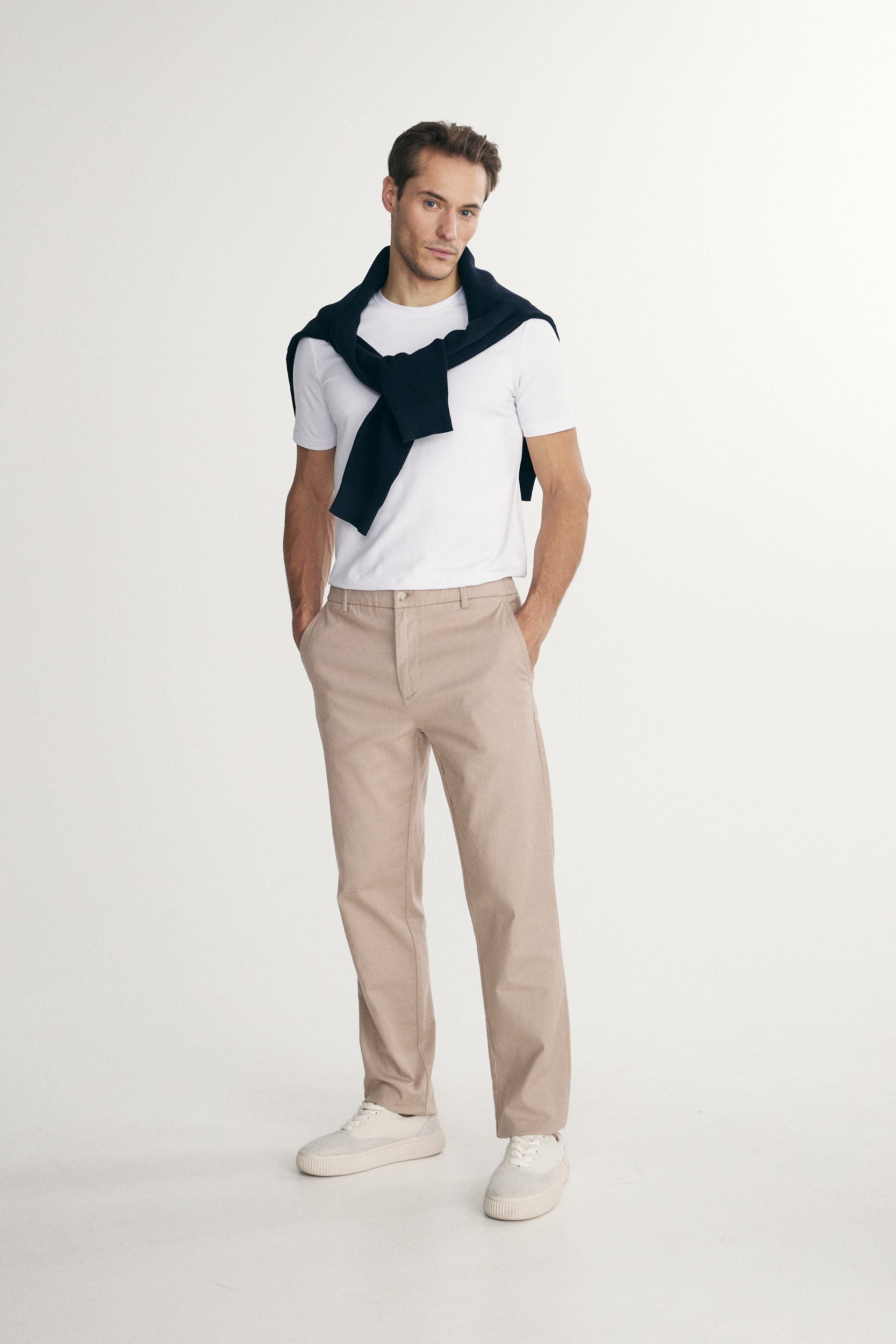 Straight-leg pants with elastic