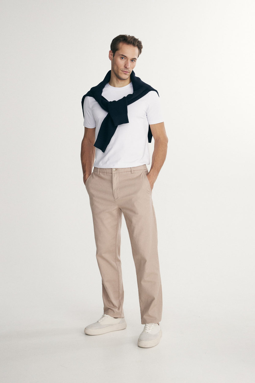 Straight-leg pants with elastic