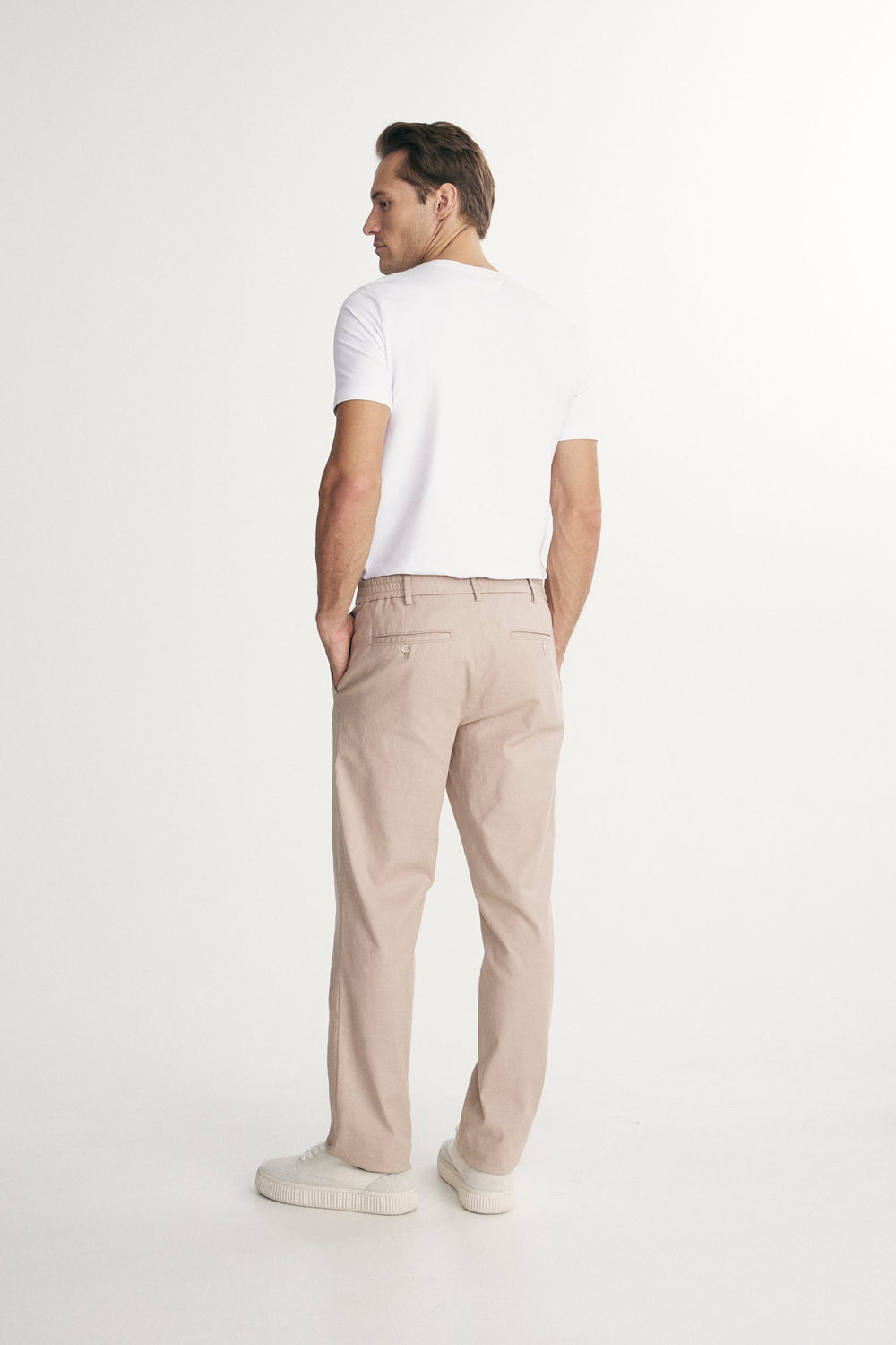 Straight-leg pants with elastic