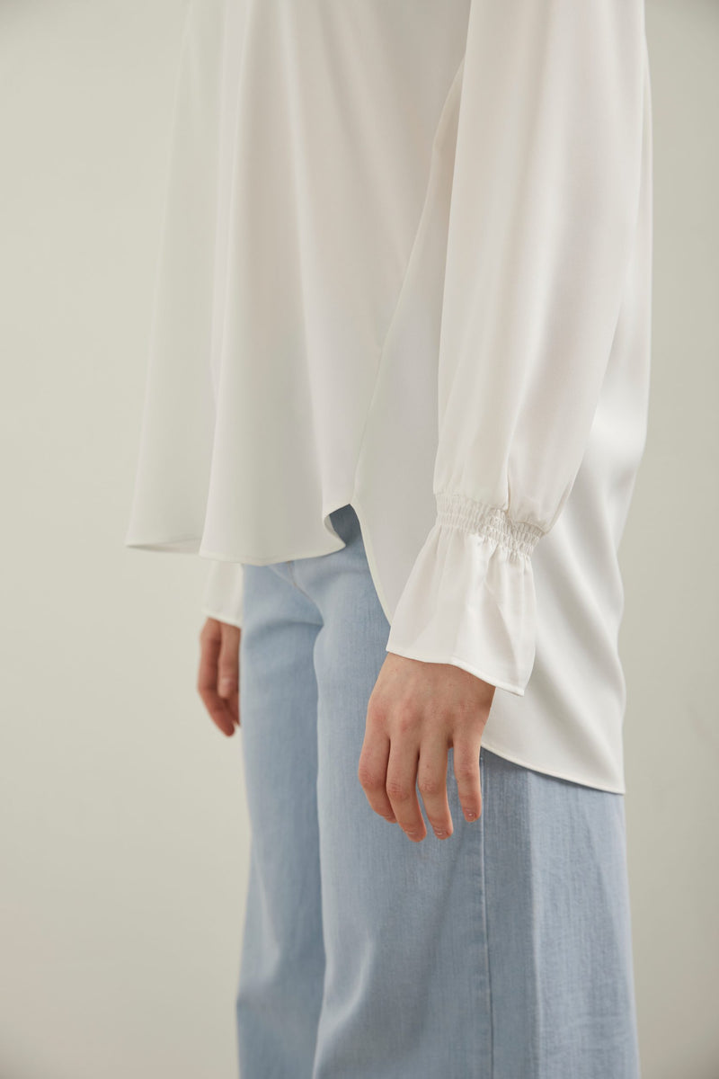 Fluid blouse with flared cuff