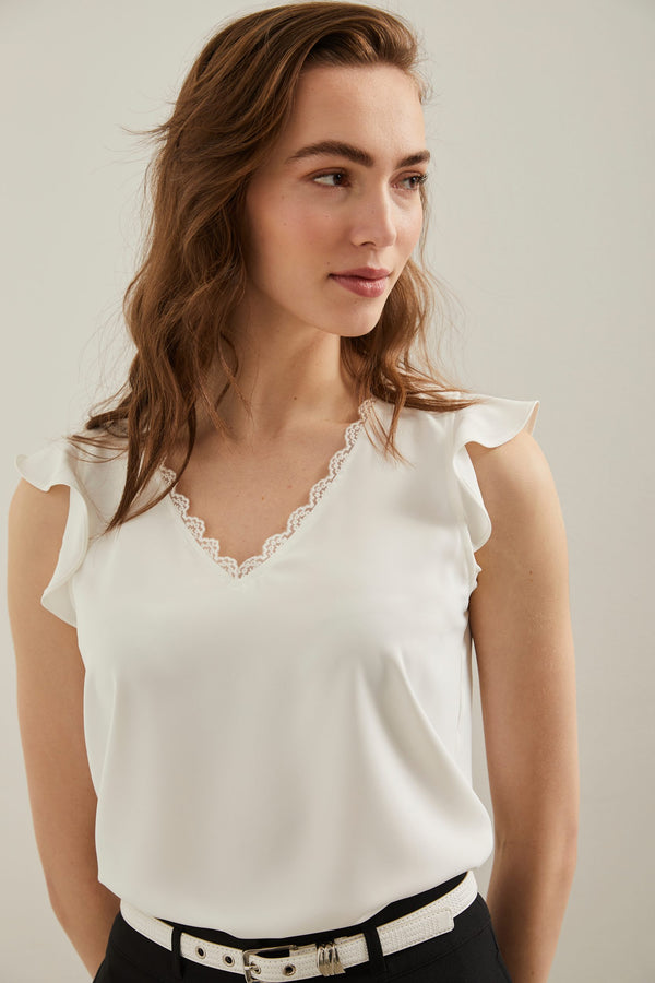 Short sleeve top with lace details