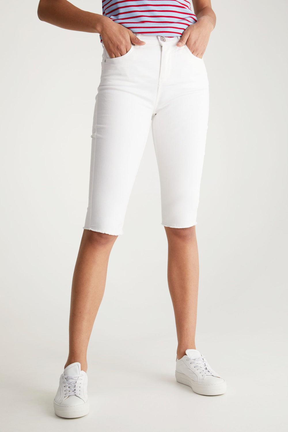 High waist slim casual bermuda with raw hem