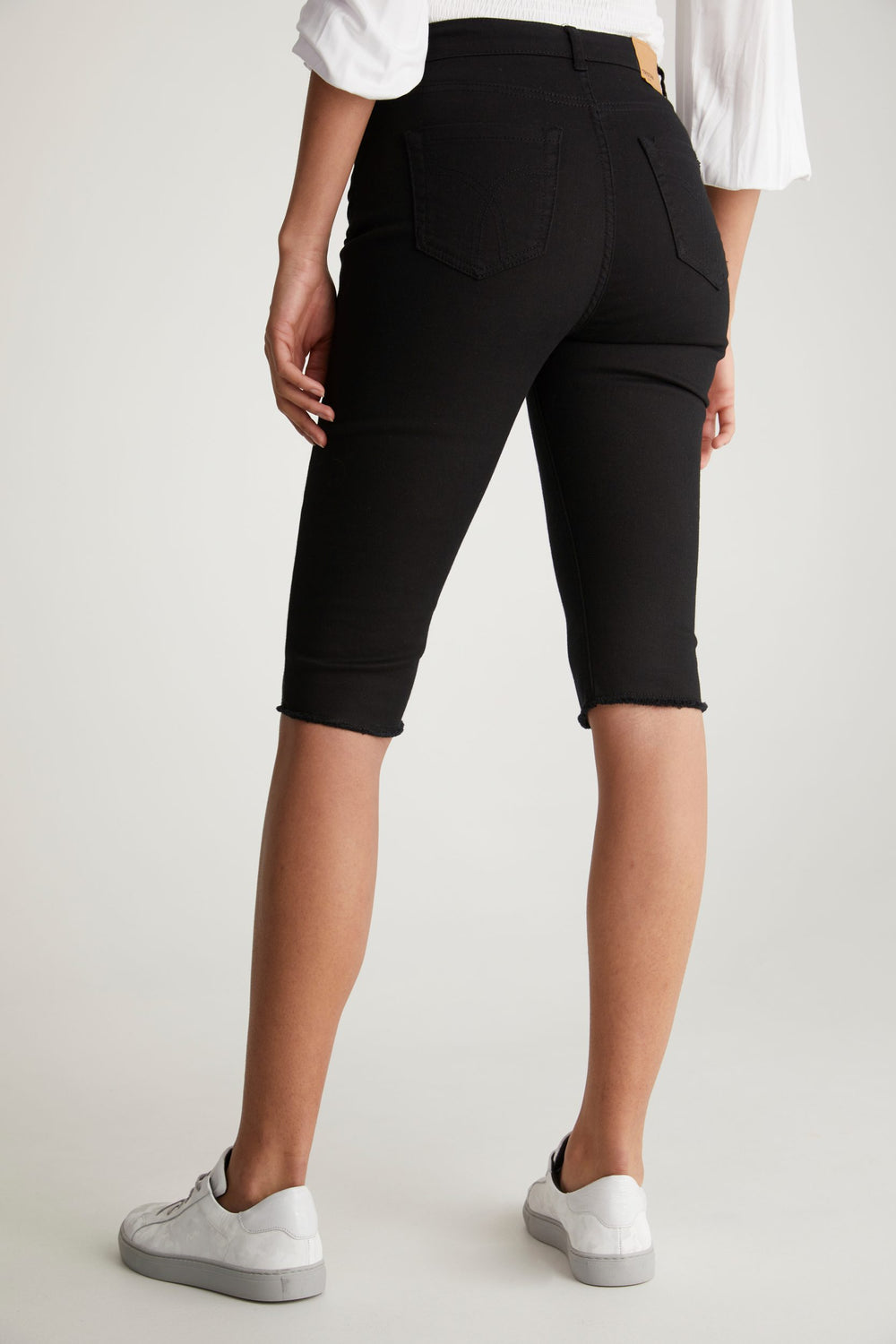 High waist slim casual bermuda with raw hem