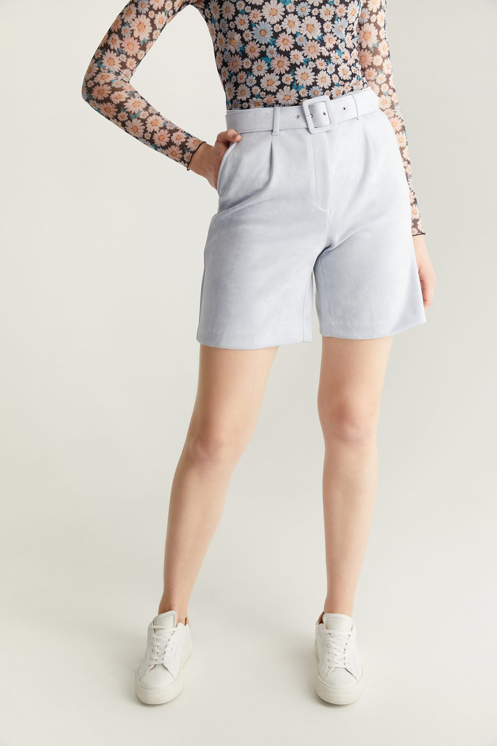 Short en suédine avec ceinture