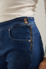 High waist slim jean with zipper at side seam