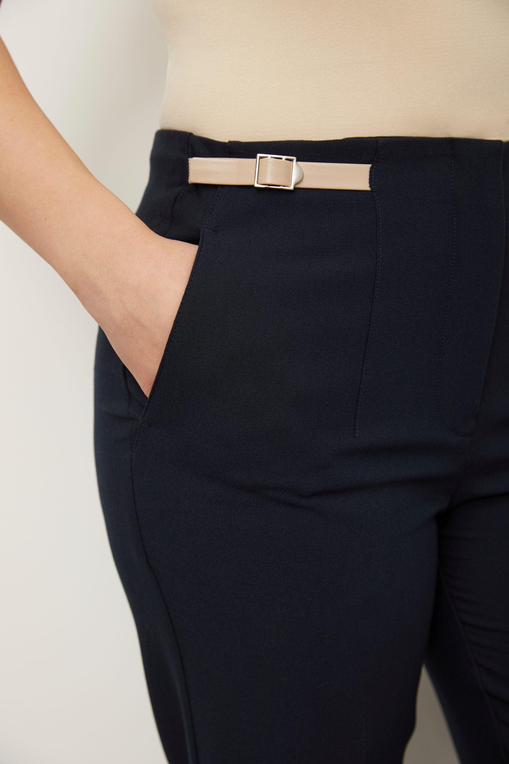 Pantalon Moderne taille haute avec attaches côtés