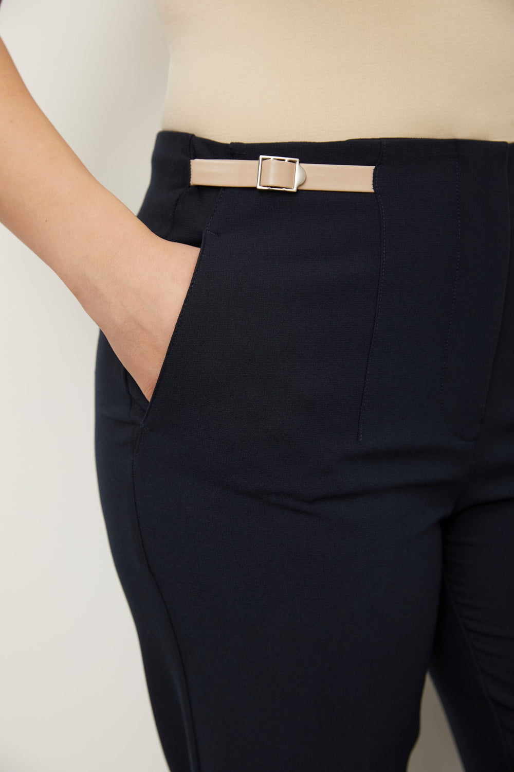 Pantalon Moderne taille haute avec attaches côtés