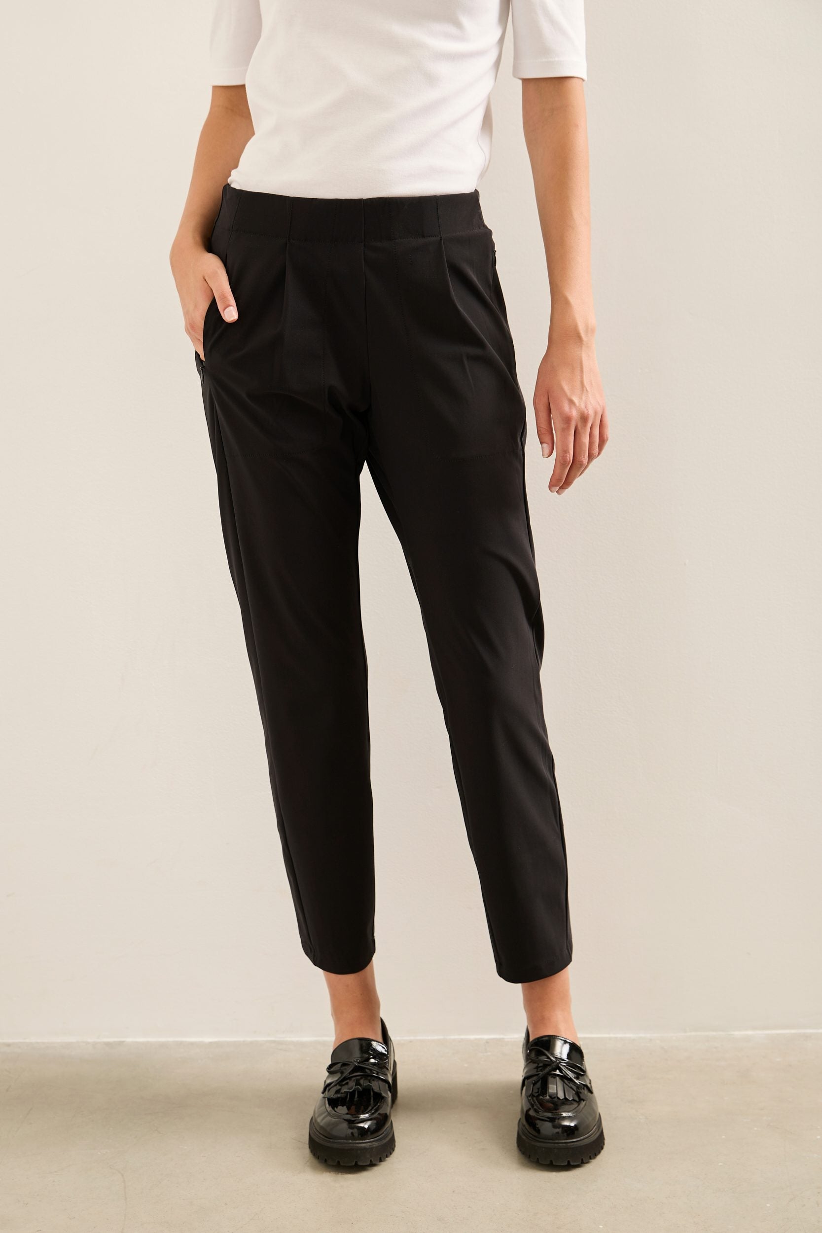 Casual Sport Chic pants with front pleats
