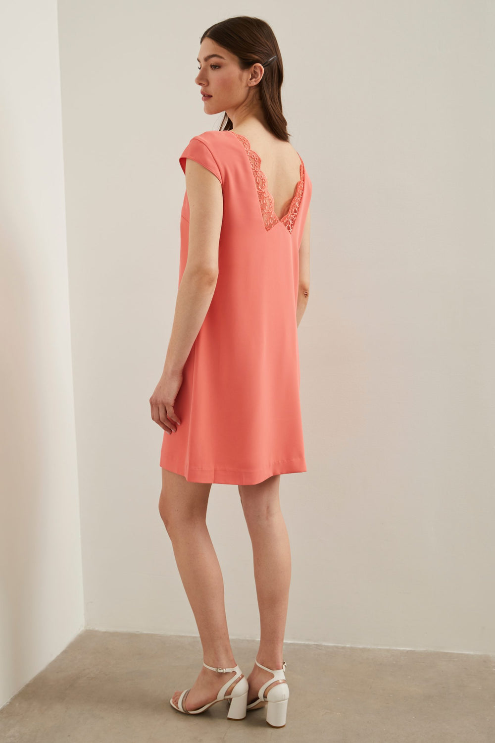 Robe droite avec détail de dentelle