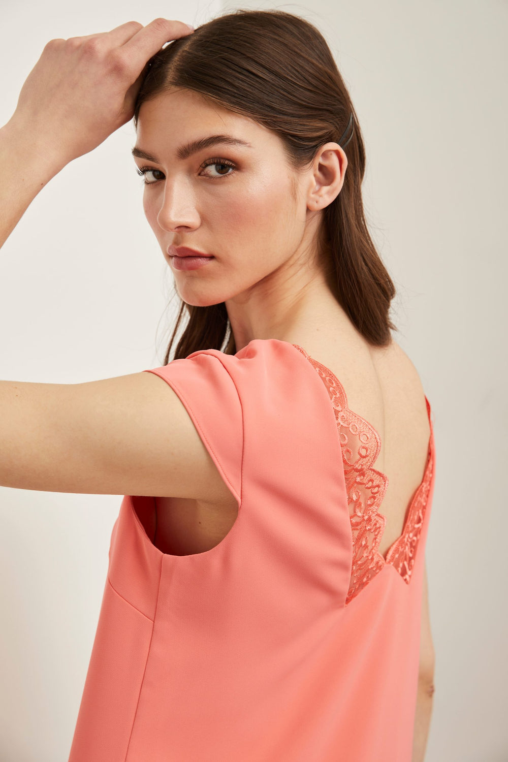 Robe droite avec détail de dentelle