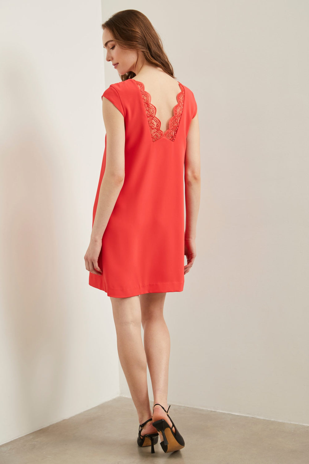 Robe droite avec détail de dentelle