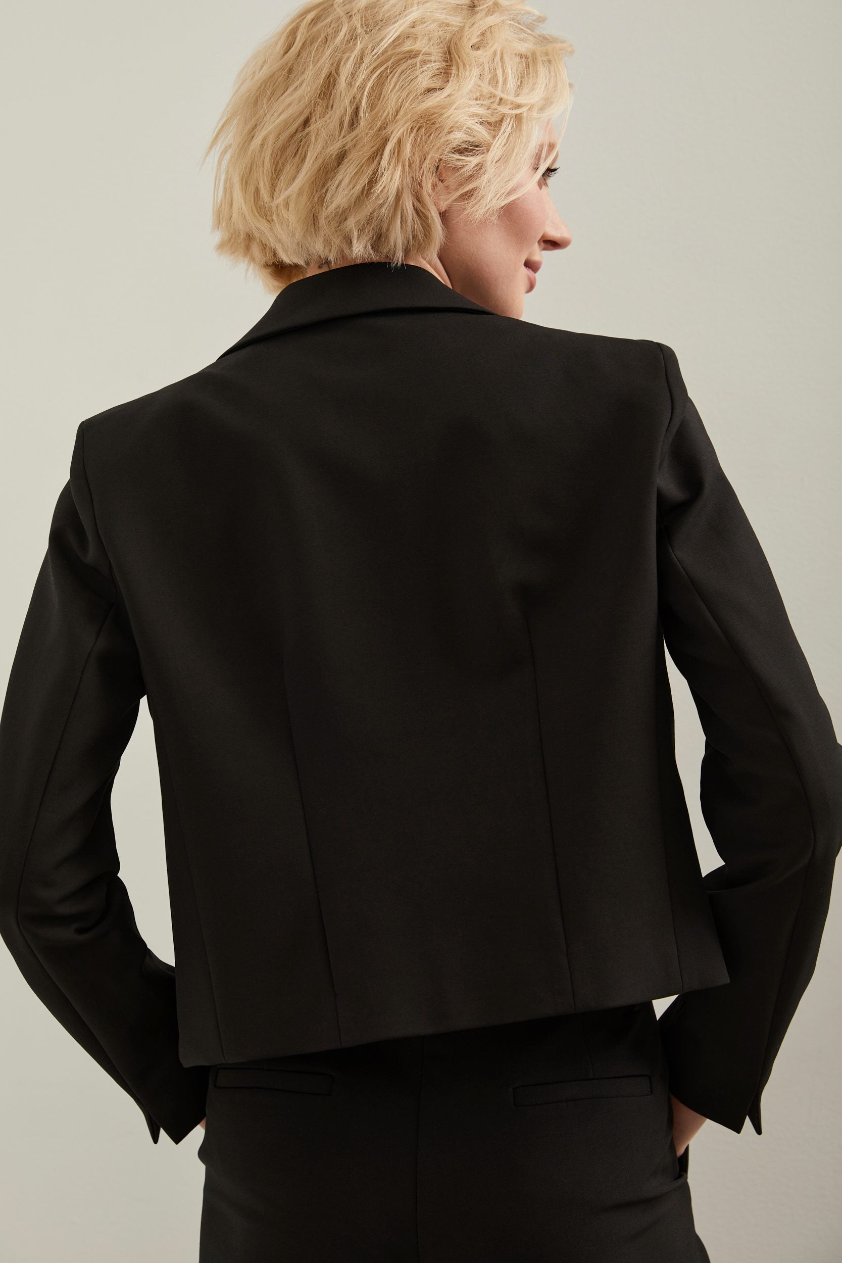 Veston écourté avec attache